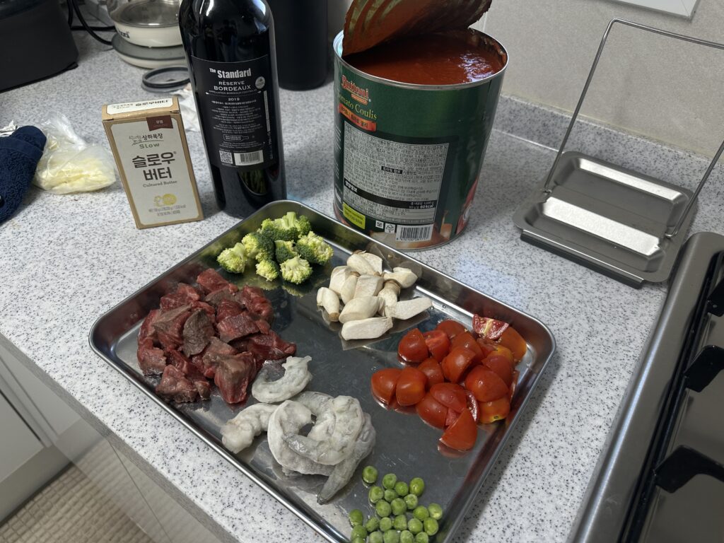 토마토 스프에 넣을 소고기 새우 버섯 브로콜리 토마토와 완두콩
