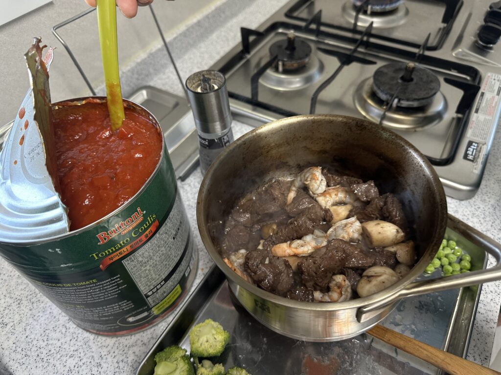 버터에 소고기를 볶는 토마토 스프 조리 과정