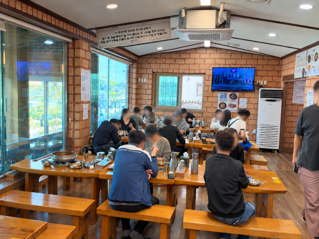 파주 청산어죽 식당 내부 테이블