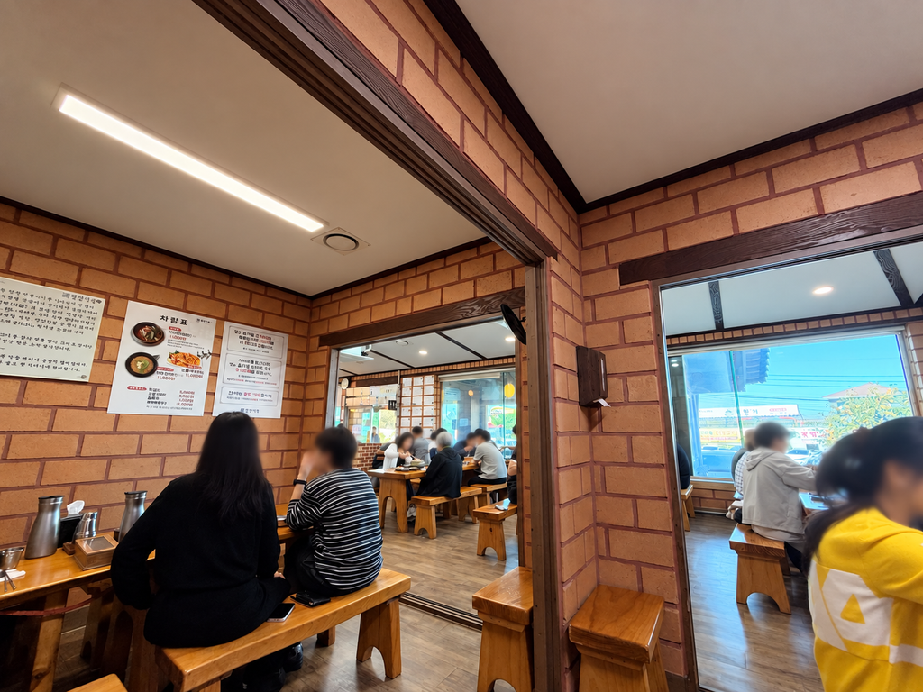 파주 청산어죽 식당 내부 좌석