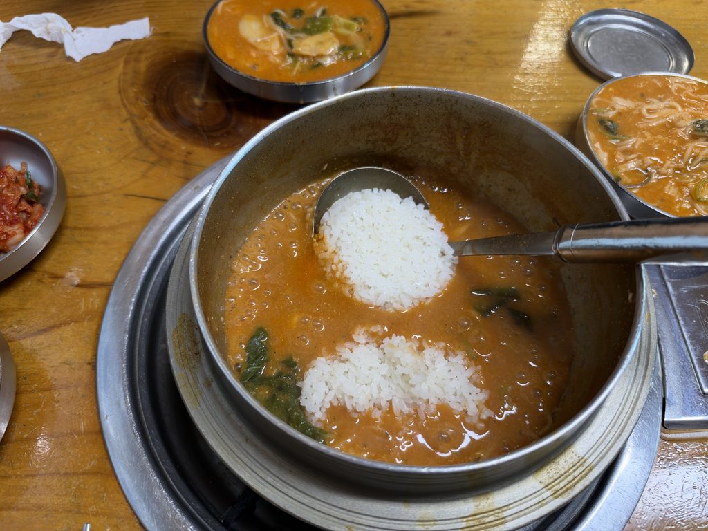 청산어죽에 공기밥을 넣는 모습