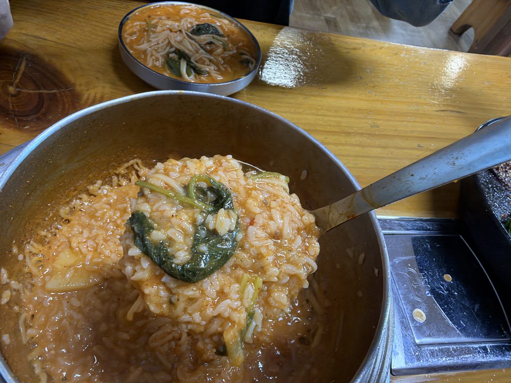 어죽 국물에 밥을 끓여 완성한 죽